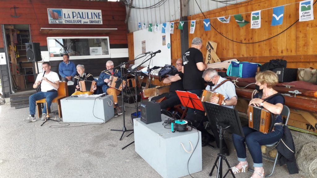 Musique et danse sous le hangar.